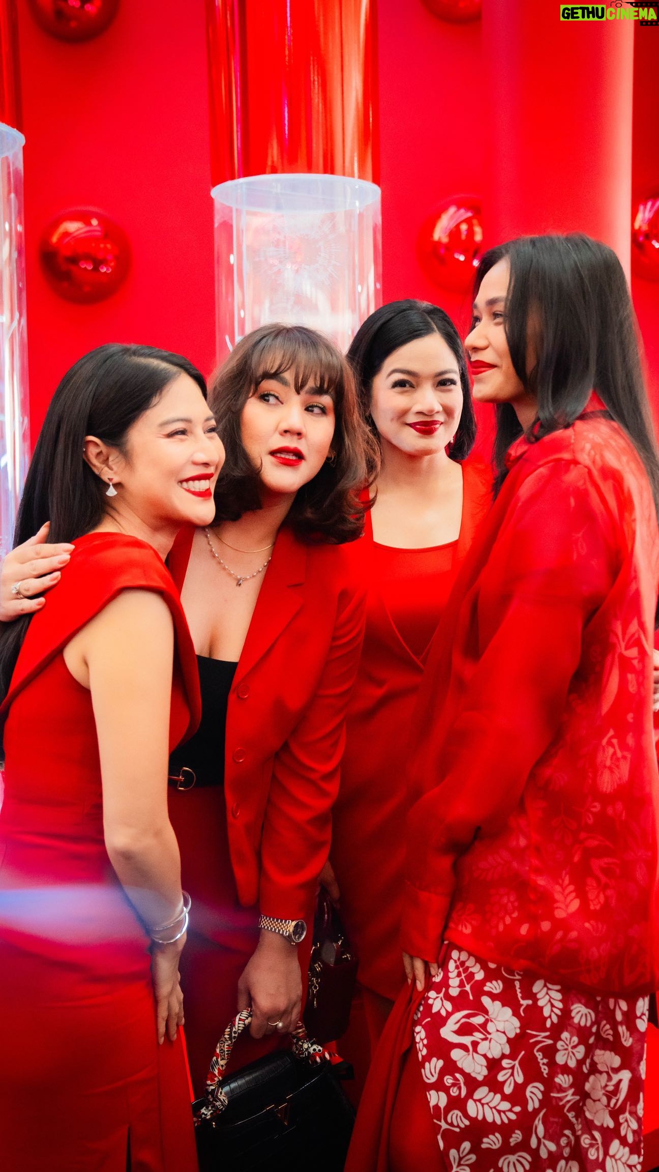 Sissy Prescillia Instagram - Unboxing kecantikan, reuni di event POND'S Skin Institute Time Capsule, dan kini siap beralih ke perjalanan kecantikan baru dengan POND'S Age Miracle Night Serum! Glowing,bebas garis halus dan kerutan dalam 3 hari? Challenge accepted! Exploring the new era of Pond’s Skin Institute 💫✨ #AGELESSSQUAD #AGEMIRACLE #PONDSSKININSTITUTE #PONDSMIRACLESHAPPEN #MIRACLESHAPPEN #PONDSID