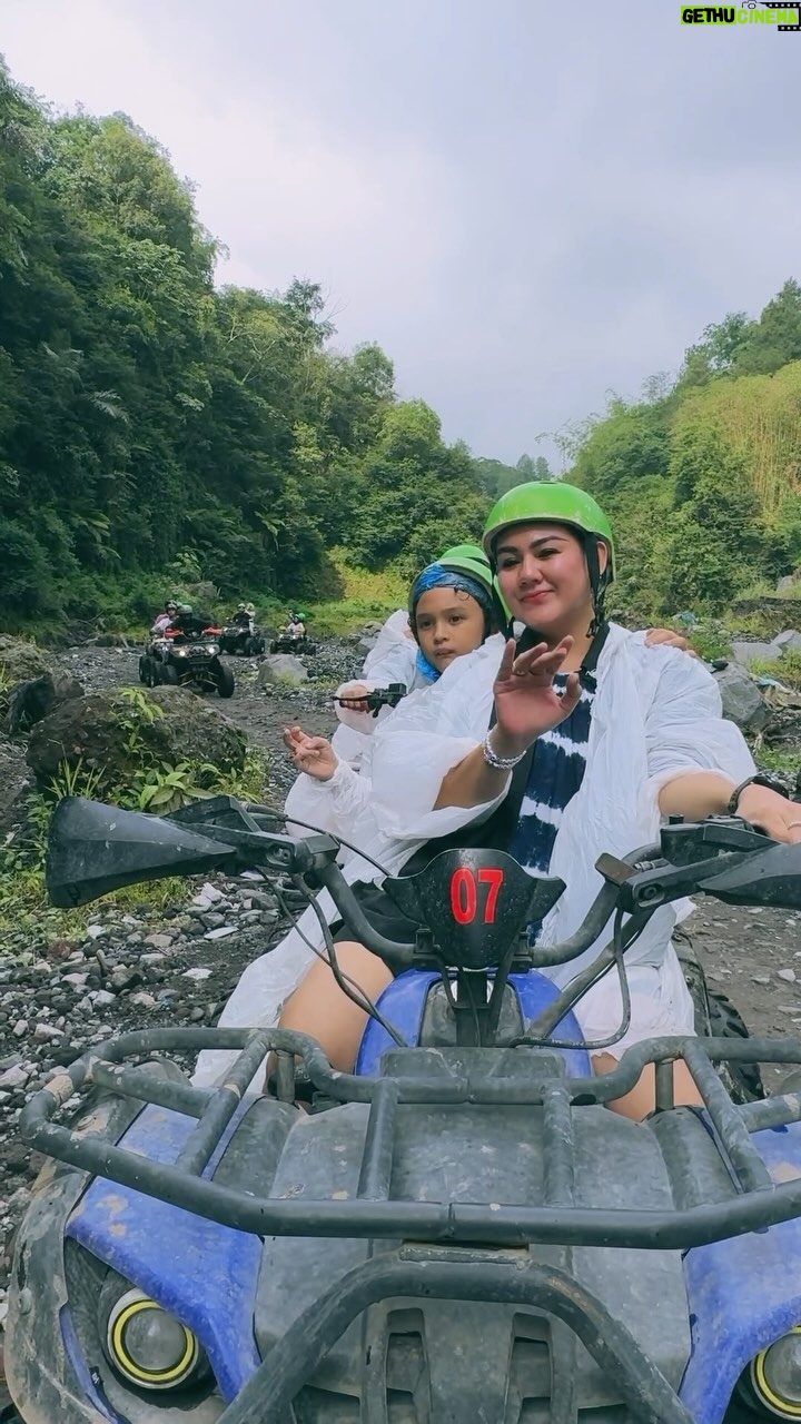 Sissy Prescillia Instagram - Sumpah ini happy banget mainnya! Anak-anak juga super happy✨ Kira-kira main apa lagi ya? Ada ide? #roadtrip #happy #atv #adventure #family #holiday #game #outdoor #activities #kids #reels #sungkarjavatrip