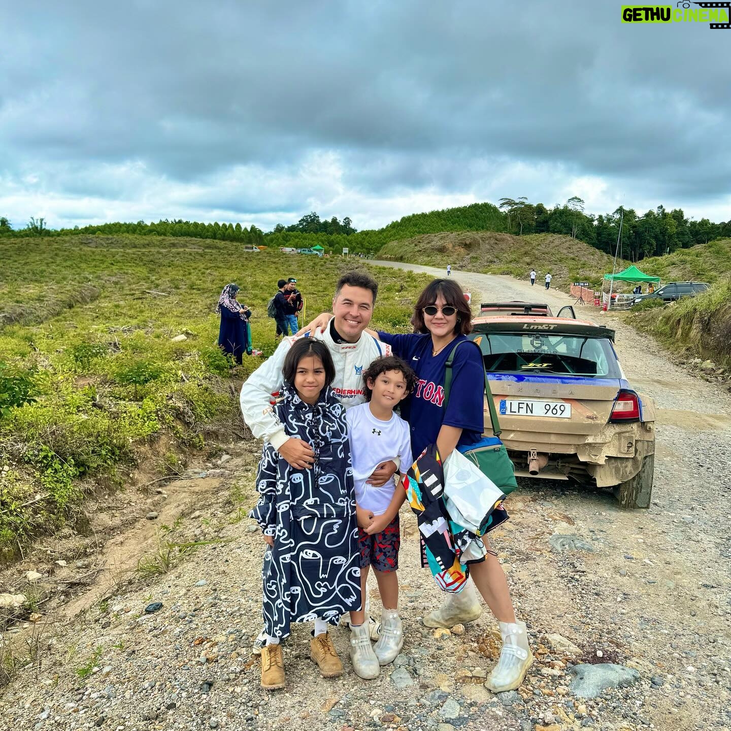 Sissy Prescillia Instagram - If you look at the sidelines, the crowd, people clapping and the ones telling you how much faith they have in you. I saw many people were there for you and we’re all proud of you 🩵 Selamat sayang! Kamu hebat!! 🩷