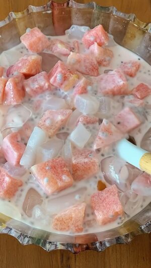 Sissy Prescillia Instagram - 🔥 ES SEMANGKA SUSU 🔥

Bahan-bahannya:
* Semangka
* Nata de coco
* Biji selasih
* Jelly (sesuai selera)
* 190 ml susu evaporasi
* Susu kental manis secukupnya
* Sirup merah secukupnya
* Es Batu

Tolong kalo ada yang nanya resep lagi disuruh baca aja ya buibuk pak bapak 😆

#MamaSissy #Ramadhan #2024 #MomDaily #masak #Menu #recipe #Simple #fun #info #Cook #recook #food #Ngabuburit  #Puasa  #menuviral #Reels #Es #Semangka #Susu #Takjil #dessert #segar #resep #sederhana  #Indonesia #Instagood #instafood
