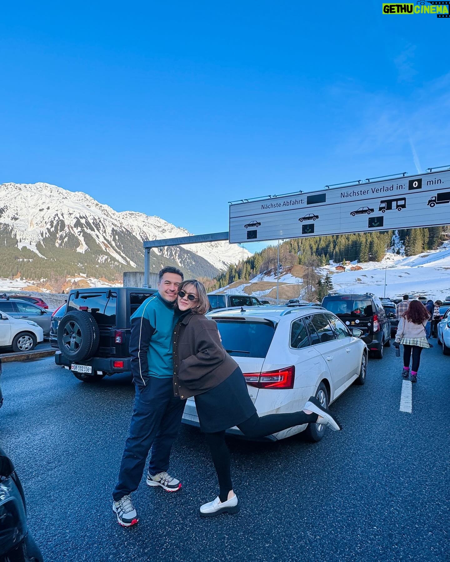 Sissy Prescillia Instagram - Up to snow good 🧚🏼♀️ ~Kami dari Zürich, Switzerland menuju ke Livigno, Italy. Lewati Alps yang penuh snow, tapi karna jalan akses tertutup salju, jadi mobil kami harus naik ke kereta buat nyebrang ke gunung salju yang lain 🧚🏼♀️🥶