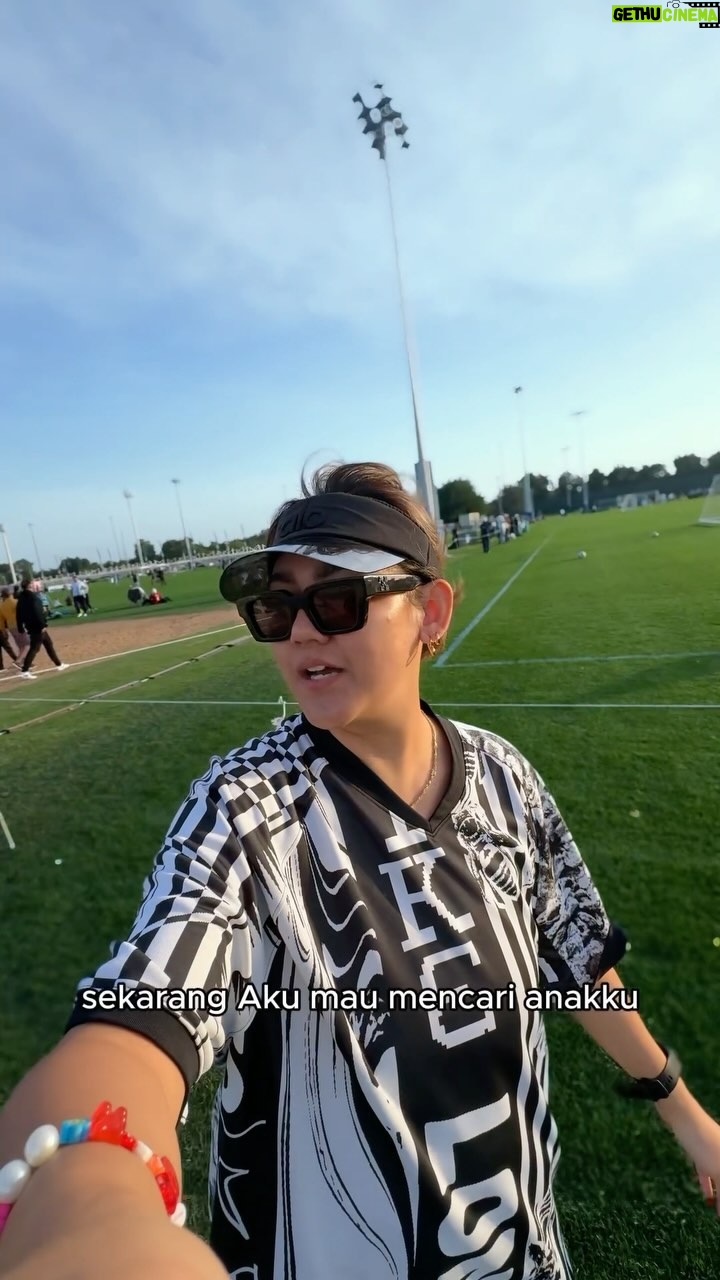 Sissy Prescillia Instagram - Gini nih jadi satu-satunya cewek dirumah, kalau traveling udah pasti jadi tempat penitipan 🙃 Pada nyebarrrrrr… Bapaknya kemana aja saya gak tau 🫠🫠🫠 #Vlog #Reels #Happy #Parents #Son #Proud #Instadaily #video #sport #family #abudhabi #abudhabicup #instagood #instagram