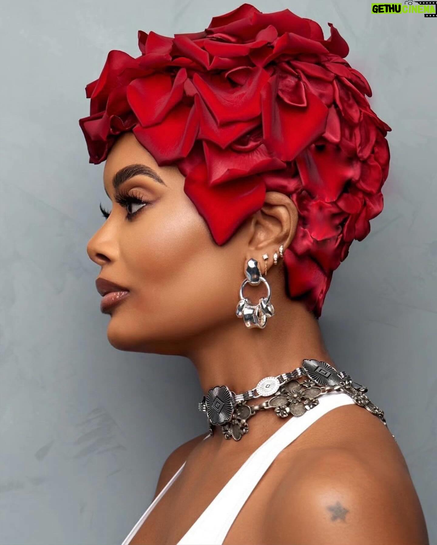 Skai Jackson Instagram - @deeper.than.hair.magazine Vol6. AVAILABLE NOW at deeperthanhair.com🌹✨️❤️🔥 Cover story ‘In Full Bloom’ by: @iamashleydunn Photos: @aaronlacy Hair: @sosheargenius Hair assistant: @stylesbydavonte Makeup: @maddydollfacee Wardrobe: @wilfordlenov @stuspacela #DeeperThanHairMagazine