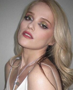 Sky Ferreira Instagram - ✨ @connerives Carolyn Bessette dream dress ✨

thank you @voguemagazine @sergiokletnoy @connerives 

Styled by @ronnie_hart 
Makeup: @loftjet @patmcgrathreal 
Hair: @edwardlampley @stevenfordhair @jacksonheller 
@traciemartyn @chaunlegend 

Photo 1: @hunterabrams
