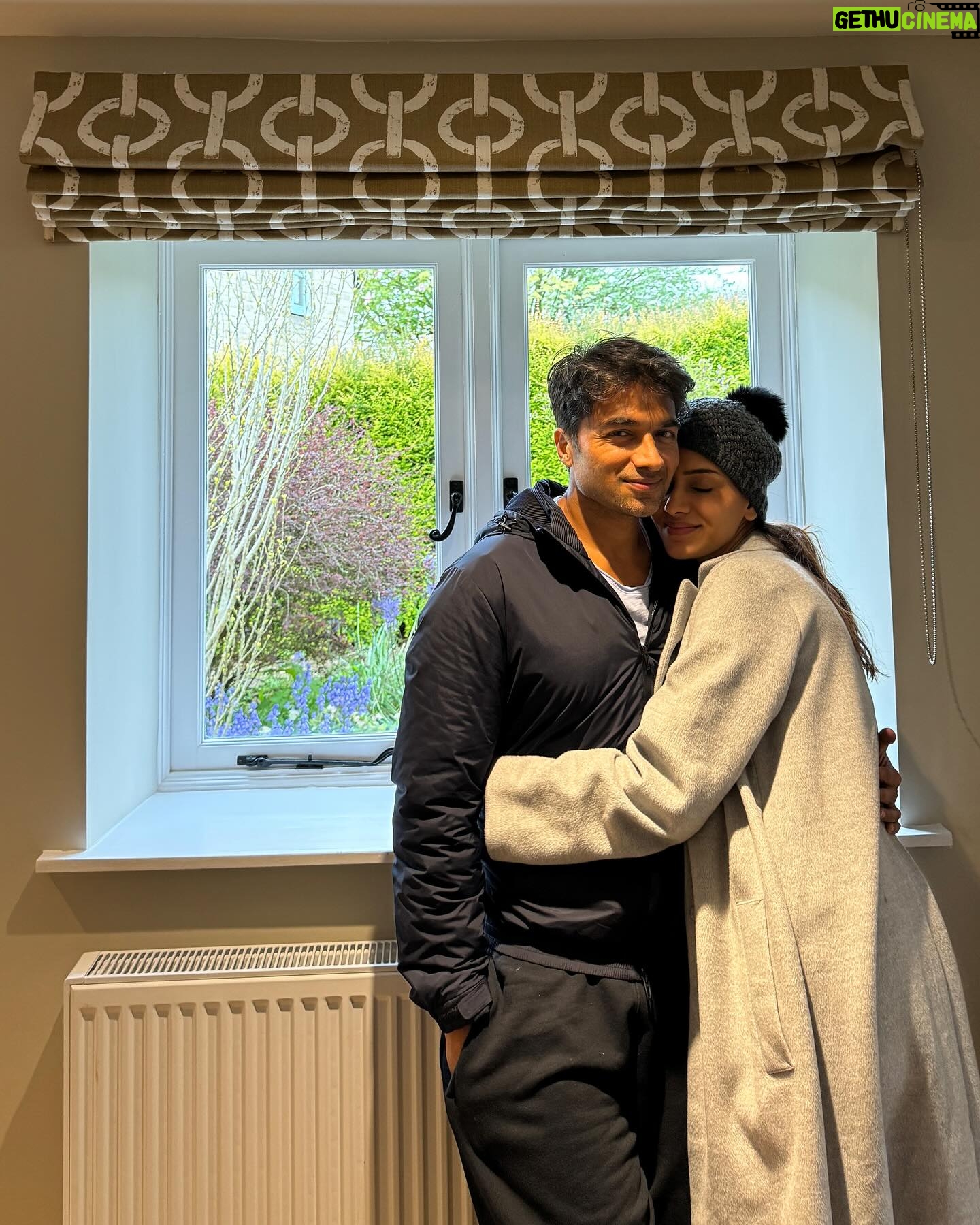 Smriti Khanna Instagram - Appreciation post : We absolutely loved our recent stay at this beautiful cottage, with horses roaming all around. Every little aspect of the cottage was wonderfully designed, with such a cosy and welcoming feel. Each corner showed meticulous attention to detail, from the snug, beautifully decorated rooms to the comfortable living spaces. It was the perfect stay for us where we got to experience the simple pleasure of nature. This place, a 2 hour drive from London is truly a gem, and we can’t recommend it highly enough for anyone looking for a getaway. @lucknam_park Here’s to more magical stays together ✨💫