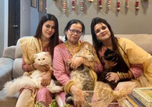Sneha Gupta Instagram - MERE TUMHARE SABKE LIYE HAPPY DIWALI ,SARE SITARE USKE LIYE HAPPY DIWALI …
.
.
.
.
.
WISHING YOU ALL A VERY HAPPY DIWALI ,MAY LORD RAM BLESS YOU AND YOUR FAMILY .
#diwali #diwali2023  #family #laxmipuja #catsofinstagram #everestgupta #naughtygupta #jaguar #sisters #mother #brother #instagram #instagood #familypictures