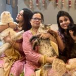 Sneha Gupta Instagram - MERE TUMHARE SABKE LIYE HAPPY DIWALI ,SARE SITARE USKE LIYE HAPPY DIWALI … . . . . . WISHING YOU ALL A VERY HAPPY DIWALI ,MAY LORD RAM BLESS YOU AND YOUR FAMILY . #diwali #diwali2023 #family #laxmipuja #catsofinstagram #everestgupta #naughtygupta #jaguar #sisters #mother #brother #instagram #instagood #familypictures
