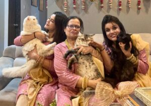 Sneha Gupta Instagram - MERE TUMHARE SABKE LIYE HAPPY DIWALI ,SARE SITARE USKE LIYE HAPPY DIWALI …
.
.
.
.
.
WISHING YOU ALL A VERY HAPPY DIWALI ,MAY LORD RAM BLESS YOU AND YOUR FAMILY .
#diwali #diwali2023  #family #laxmipuja #catsofinstagram #everestgupta #naughtygupta #jaguar #sisters #mother #brother #instagram #instagood #familypictures