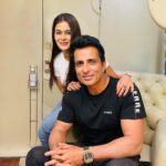 Sneha Gupta Instagram - So I got this privilege of meeting my Super Hero (Real) @sonu_sood sir on the sets of his latest MTV ROADIES show. He was kind enough to meet my parents specially and my mother couldn’t stop feeling proud and emotional for the man at the same time. Wish u all the best sir. Looking forward to work with you soon! 🤗