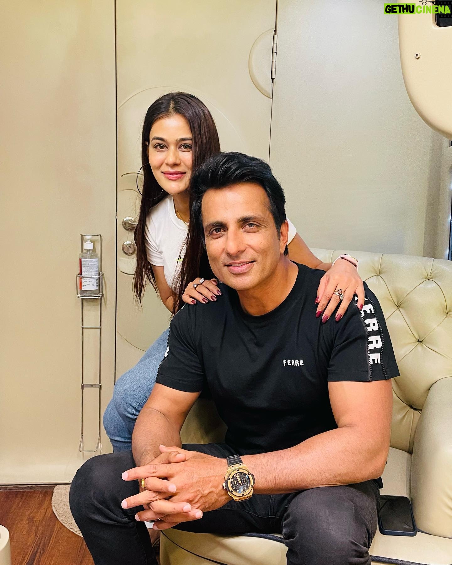 Sneha Gupta Instagram - So I got this privilege of meeting my Super Hero (Real) @sonu_sood sir on the sets of his latest MTV ROADIES show. He was kind enough to meet my parents specially and my mother couldn’t stop feeling proud and emotional for the man at the same time. Wish u all the best sir. Looking forward to work with you soon! 🤗