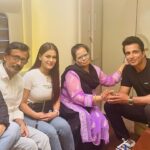 Sneha Gupta Instagram - So I got this privilege of meeting my Super Hero (Real) @sonu_sood sir on the sets of his latest MTV ROADIES show. He was kind enough to meet my parents specially and my mother couldn’t stop feeling proud and emotional for the man at the same time. Wish u all the best sir. Looking forward to work with you soon! 🤗