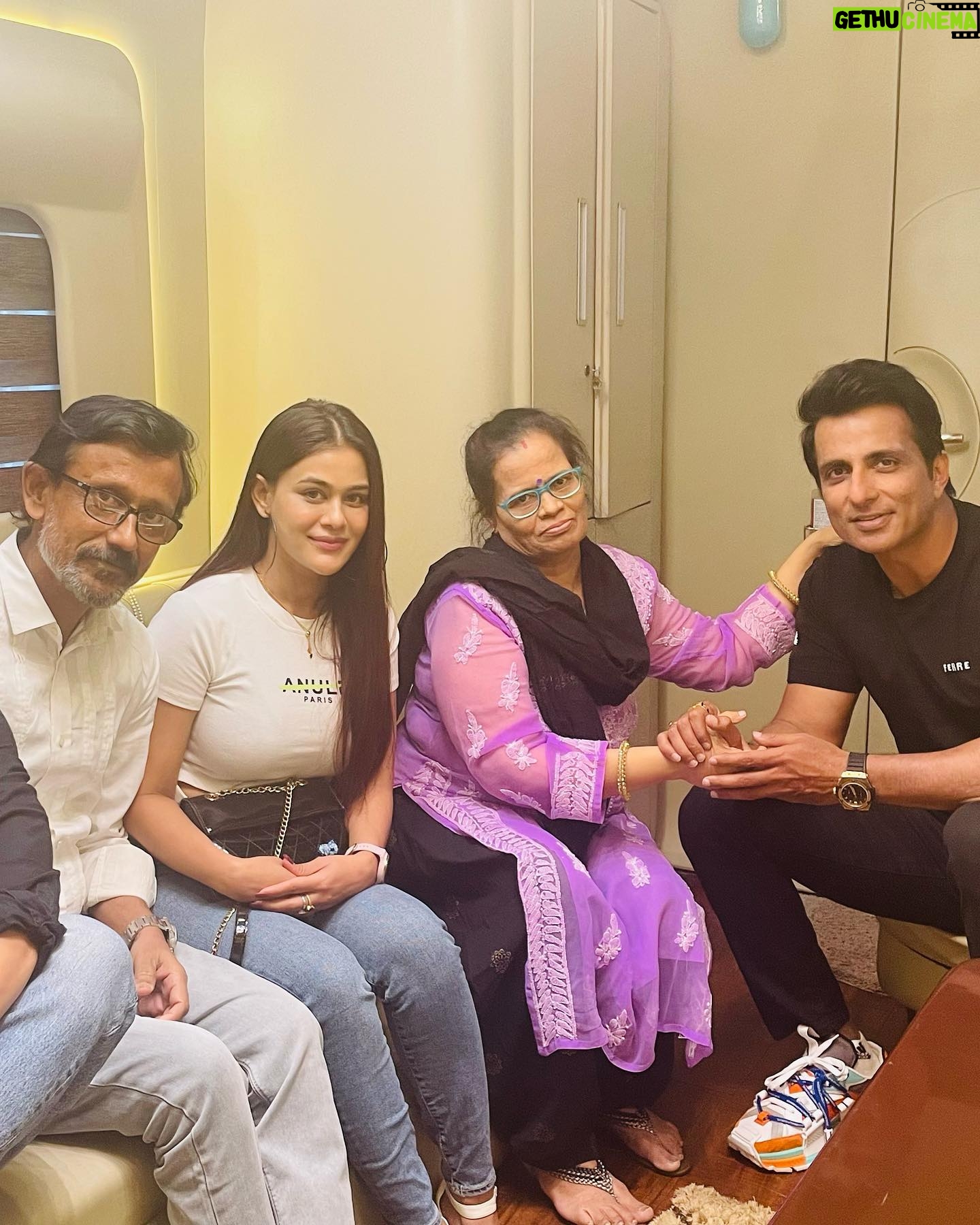 Sneha Gupta Instagram - So I got this privilege of meeting my Super Hero (Real) @sonu_sood sir on the sets of his latest MTV ROADIES show. He was kind enough to meet my parents specially and my mother couldn’t stop feeling proud and emotional for the man at the same time. Wish u all the best sir. Looking forward to work with you soon! 🤗