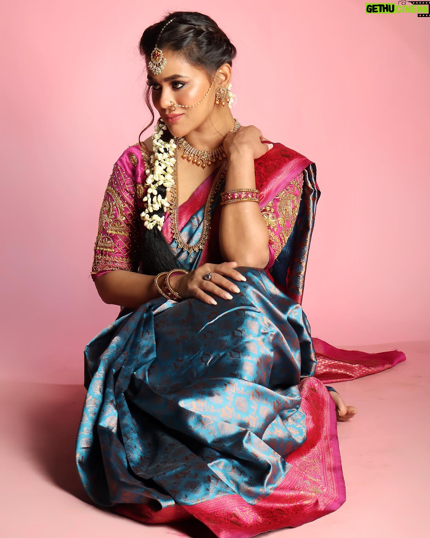 Sneha Gupta Instagram - Clicked by- @themayurchhabria Hairstylist- @ashma_hairstyles Styledby - @stylebyriyajn Assisted by- @_mansikadam13 Saree @houseofreeofficial Saree PR @mediatribein Maang Tikka - @Shoppaksha Represented by- @silverbell.networks