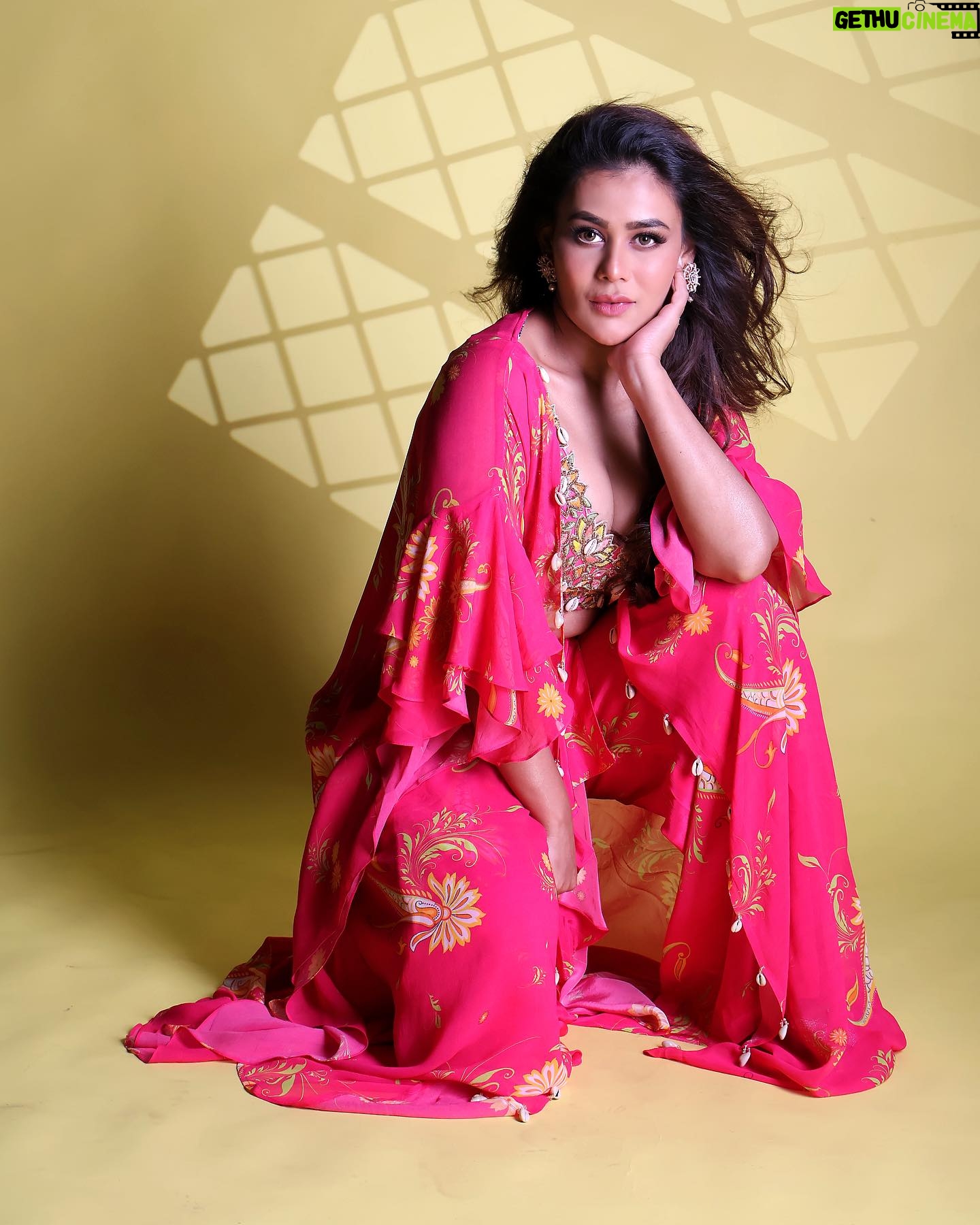 Sneha Gupta Instagram - If you have the ability to Love , Love your self first . Clicked by - @themayurchhabria Hair stylist- @ashma_hairstyles Styledby - @stylebyriyajn Assisted by- @_mansikadam13 Outfit- @forampatel_official Earrings - @miranabymegha × @affiliates_pr Represented by- @silverbell.networks