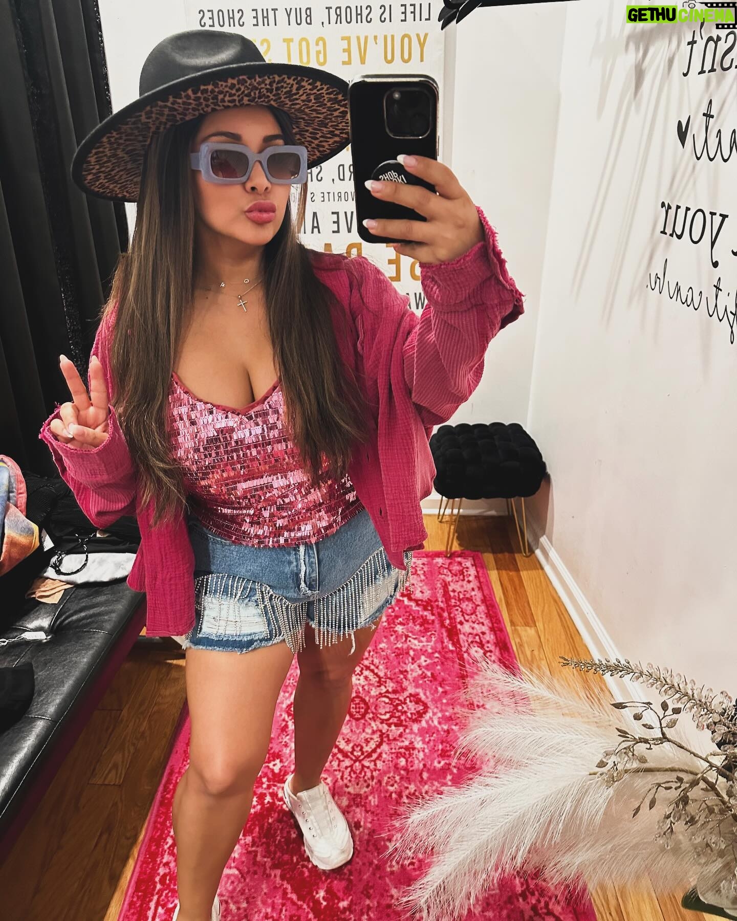 Snooki Instagram - On Wednesdays we wear PINK 💕 @thesnookishop