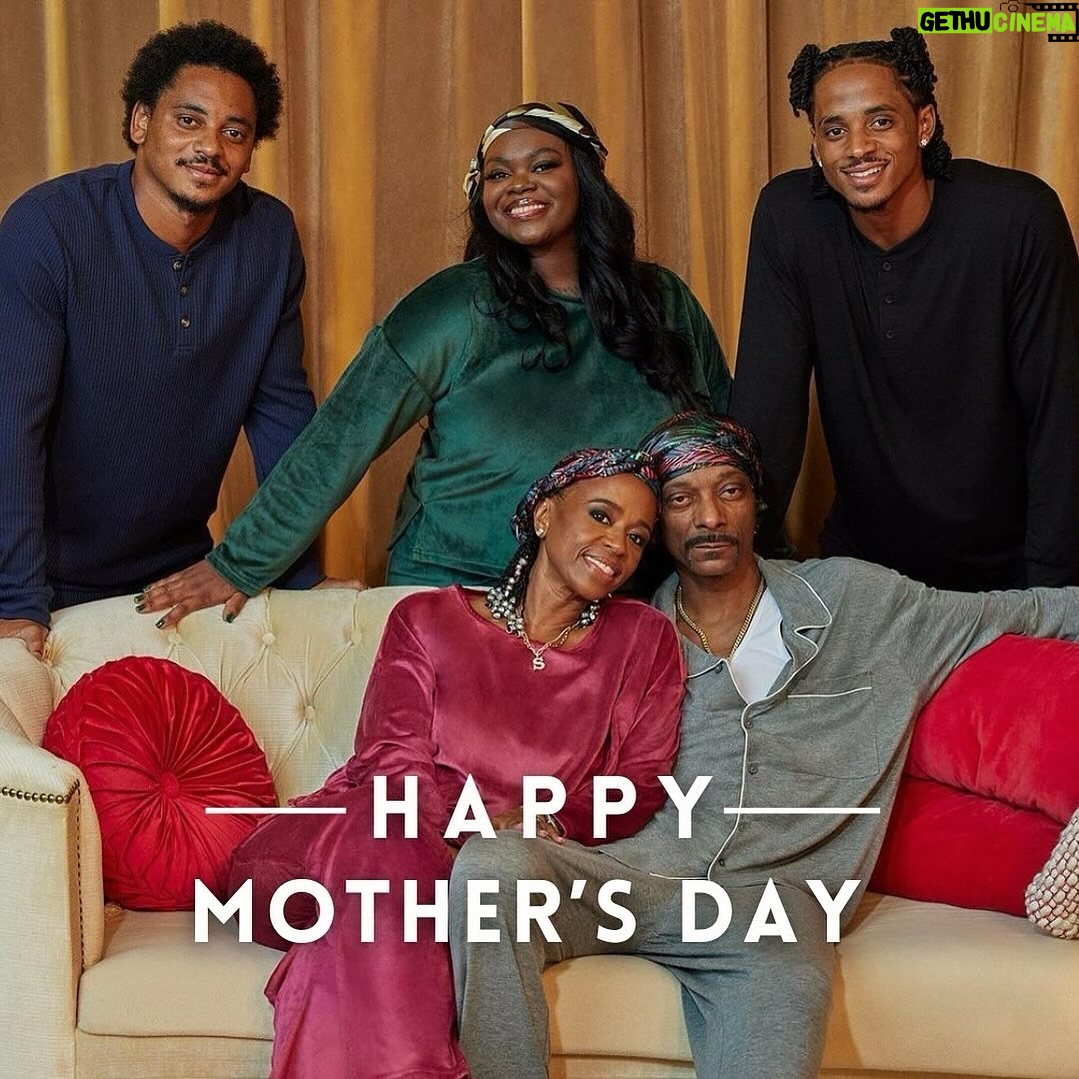 Snoop Dogg Instagram - 4 all tha mothers 💙 👊🏿