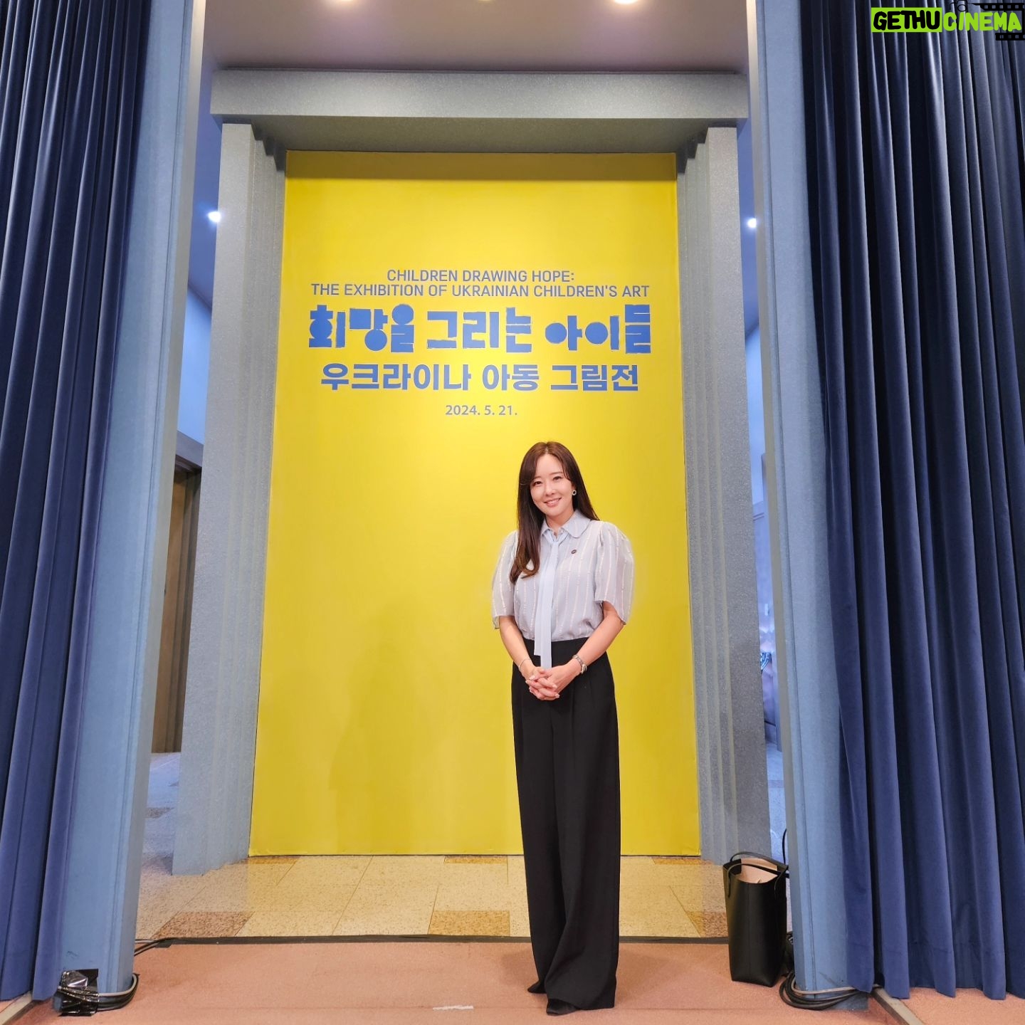 So Yoo-jin Instagram - 전쟁속에서도 희망을 잃지 않고 그림을 그린 우크라이나 어린이들(10세~12세) 작품 155점을 만나보실 수 있어요. 로비로 내려오시면 유니세프와 함께 하는 희망트리_ 아이들에게 희망메세지를 전해보아요. You are our hope and our future. #희망을그리는아이들 #함께그리는희망이야기 #청와대춘추관 ( ~6월 3일까지 ) (포털에서 청와대 관람예약을 하시면 관람가능합니다) #우크라이나 #협력전시 #유니세프