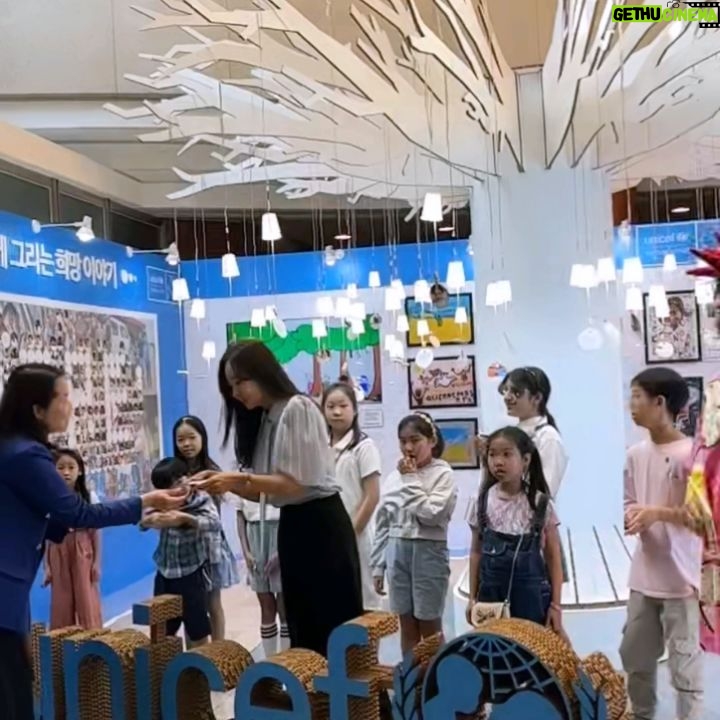 So Yoo-jin Instagram - 전쟁속에서도 희망을 잃지 않고 그림을 그린 우크라이나 어린이들(10세~12세) 작품 155점을 만나보실 수 있어요. 로비로 내려오시면 유니세프와 함께 하는 희망트리_ 아이들에게 희망메세지를 전해보아요. You are our hope and our future. #희망을그리는아이들 #함께그리는희망이야기 #청와대춘추관 ( ~6월 3일까지 ) (포털에서 청와대 관람예약을 하시면 관람가능합니다) #우크라이나 #협력전시 #유니세프