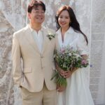 So Yoo-jin Instagram – #부부의날 🌿🌼…이라길래 ㅎㅎ
며칠전 찍은 사진들 정리중에 
커플샷 몇장… 올려보아요 (헤헷 ^^;;;)

@paikscuisine_official 
@yujin_so 
♡
어느덧 부부생활 11년째…

아..그랬구나~~
그려~~ 
뭐시여?!
아..그랬구나~~
그려….
뭐시여?!
무한반복하며 ~ 
알콩달콩매콤달콤~ 
잘 지내고 있습니다유 ♡.♡