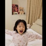 So Yoo-jin Instagram - #세은이_ 연출.연기_ #엄마_ 촬영.편집_ 토끼인형안고 들어갈거고 누워서 코~자다가 중간에 발레조명찍고 오면 아침되는거로 하자고 엄마한테 지시 ㅎㅎ 아침되었다고 하니까 마구 뒤척이다가 기지개펴고 대사까지 만들어서 연기 ㅎㅎ "밥먹으러 가야지~~^^" 😆😍 그래 밥먹으러 가자 ♡