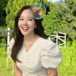 So Yoo-jin Instagram – 용희가 엄마옆에서 비눗방울 열심히 불어줌 ㅎㅎ 
결국 비눗방울과 투샷성공 ㅎㅎ
용희가 오케이 해준 사진으로 
몇년만에 인스타프로필사진도 바꾸고 ^^

#비눗방울머리핀 🪩
#햇살좋은날 🌞
#인스타프로필 🧚‍♀️
#기분전환 🌿
#소유진 😝