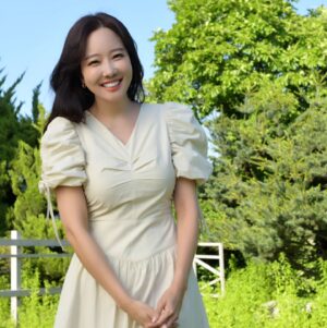 So Yoo-jin Instagram - 용희가 엄마옆에서 비눗방울 열심히 불어줌 ㅎㅎ 
결국 비눗방울과 투샷성공 ㅎㅎ
용희가 오케이 해준 사진으로 
몇년만에 인스타프로필사진도 바꾸고 ^^

#비눗방울머리핀 🪩
#햇살좋은날 🌞
#인스타프로필 🧚‍♀️
#기분전환 🌿
#소유진 😝