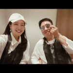 So Yoo-jin Instagram - 힘이되는 나의 소중한 친구들 ♡ 개인이 가진 지성과 근사함을 멋지게 말해주어 마음의 눈으로 깨닫게 되는 선물을 주는 특별한 힘을 가진 동우오빠. @leedongwoo_smtown 세상의 오해와 이해사이 어딘가 불편하게 껴있는 먼지들조차 작품으로 승화시키며 단전의 긍정을 꺼내주는 아름다운 사람 소영쌤. @artsoyounh 어느덧 내 삶에 스며들어 슬픈 일도 기쁜 일도 모두 나누고 싶어진 가족같은 진화언니. 따듯함과 배려심. 그안의 총명함에 계속 반하는 중. @shimjinhwa 자신없는 쌩얼에서 헤.메하고 연예인처럼 변신 후 열심히 사진찍어주며 예쁘다고 기 살려주는 천사같은 우리쌤들 ... ♡ 주희부원장님. 가영쌤 . 덕진이. @void_by_parkchul 우리 맛있는거 많이 먹고 즐겁고 아프지말자....!!!