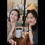 So Yoo-jin Instagram - 힘이되는 나의 소중한 친구들 ♡ 개인이 가진 지성과 근사함을 멋지게 말해주어 마음의 눈으로 깨닫게 되는 선물을 주는 특별한 힘을 가진 동우오빠. @leedongwoo_smtown 세상의 오해와 이해사이 어딘가 불편하게 껴있는 먼지들조차 작품으로 승화시키며 단전의 긍정을 꺼내주는 아름다운 사람 소영쌤. @artsoyounh 어느덧 내 삶에 스며들어 슬픈 일도 기쁜 일도 모두 나누고 싶어진 가족같은 진화언니. 따듯함과 배려심. 그안의 총명함에 계속 반하는 중. @shimjinhwa 자신없는 쌩얼에서 헤.메하고 연예인처럼 변신 후 열심히 사진찍어주며 예쁘다고 기 살려주는 천사같은 우리쌤들 ... ♡ 주희부원장님. 가영쌤 . 덕진이. @void_by_parkchul 우리 맛있는거 많이 먹고 즐겁고 아프지말자....!!!