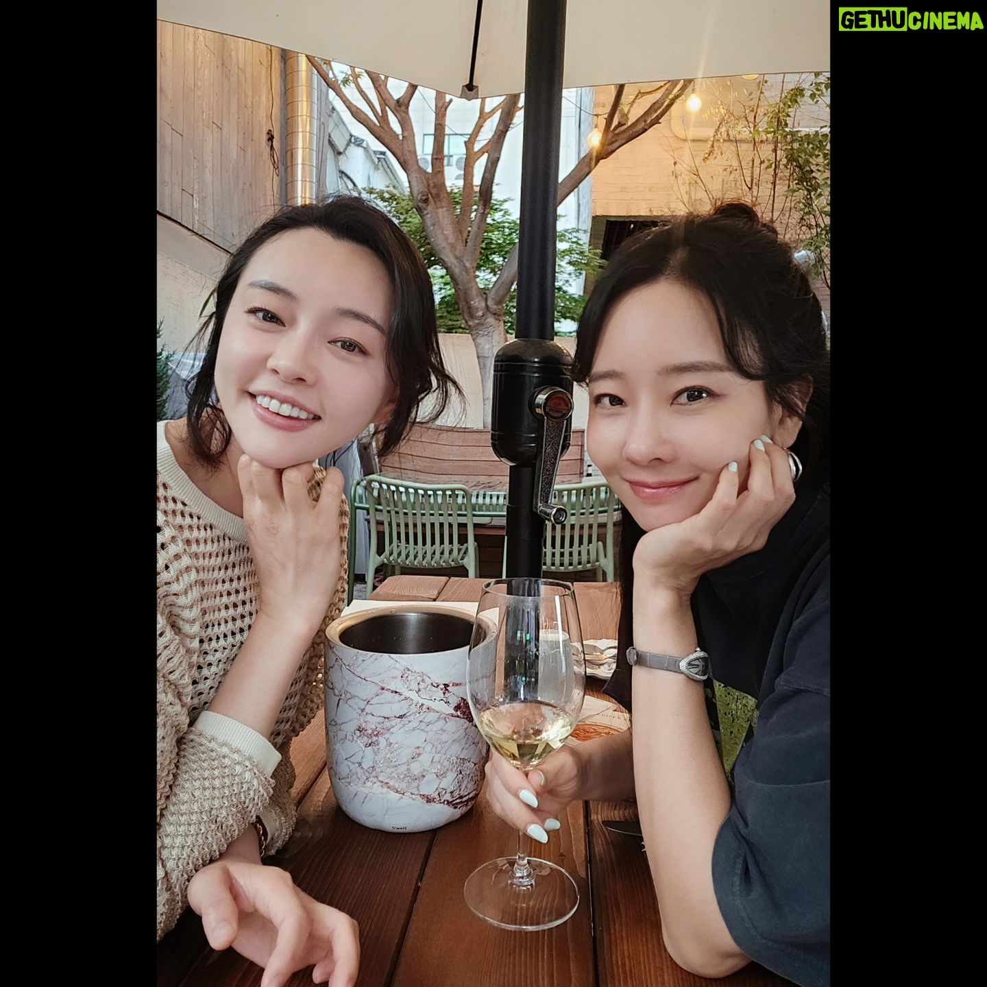 So Yoo-jin Instagram - 힘이되는 나의 소중한 친구들 ♡ 개인이 가진 지성과 근사함을 멋지게 말해주어 마음의 눈으로 깨닫게 되는 선물을 주는 특별한 힘을 가진 동우오빠. @leedongwoo_smtown 세상의 오해와 이해사이 어딘가 불편하게 껴있는 먼지들조차 작품으로 승화시키며 단전의 긍정을 꺼내주는 아름다운 사람 소영쌤. @artsoyounh 어느덧 내 삶에 스며들어 슬픈 일도 기쁜 일도 모두 나누고 싶어진 가족같은 진화언니. 따듯함과 배려심. 그안의 총명함에 계속 반하는 중. @shimjinhwa 자신없는 쌩얼에서 헤.메하고 연예인처럼 변신 후 열심히 사진찍어주며 예쁘다고 기 살려주는 천사같은 우리쌤들 ... ♡ 주희부원장님. 가영쌤 . 덕진이. @void_by_parkchul 우리 맛있는거 많이 먹고 즐겁고 아프지말자....!!!