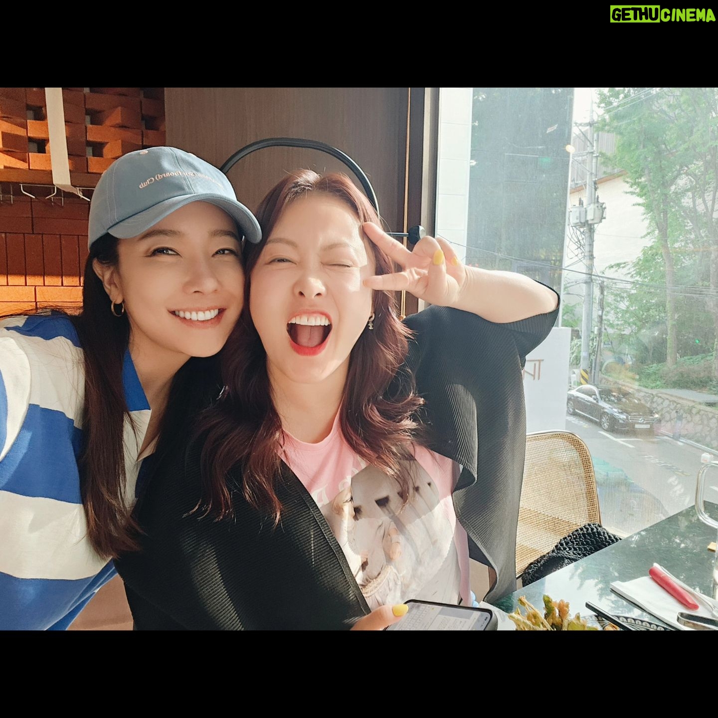 So Yoo-jin Instagram - 힘이되는 나의 소중한 친구들 ♡ 개인이 가진 지성과 근사함을 멋지게 말해주어 마음의 눈으로 깨닫게 되는 선물을 주는 특별한 힘을 가진 동우오빠. @leedongwoo_smtown 세상의 오해와 이해사이 어딘가 불편하게 껴있는 먼지들조차 작품으로 승화시키며 단전의 긍정을 꺼내주는 아름다운 사람 소영쌤. @artsoyounh 어느덧 내 삶에 스며들어 슬픈 일도 기쁜 일도 모두 나누고 싶어진 가족같은 진화언니. 따듯함과 배려심. 그안의 총명함에 계속 반하는 중. @shimjinhwa 자신없는 쌩얼에서 헤.메하고 연예인처럼 변신 후 열심히 사진찍어주며 예쁘다고 기 살려주는 천사같은 우리쌤들 ... ♡ 주희부원장님. 가영쌤 . 덕진이. @void_by_parkchul 우리 맛있는거 많이 먹고 즐겁고 아프지말자....!!!