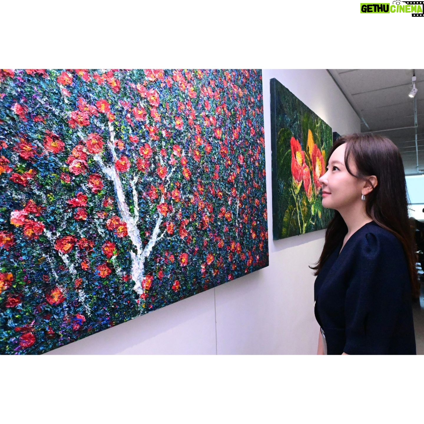So Yoo-jin Instagram - 지혜,철학,사랑 등 삶의 다양한 부분을 나타내는 가나의 #아딩크라 한국작가 10분이 재해석한 아딩크라는 어떤모습일까요? 양국의 문화가 작품 속에서 조화롭게 어우러지는 모습을 많은 사람들이 보고 가나와 한국을 더 가깝게 이어주길 바랍니다. Harmony in Symbols : Adinkra Meets Korean Artistry 2024’ 아프리카 문화지원 협력단체 #하모니인심벌즈 컬렉티브 #마이데일리 #주한가나대사관 후원 #갤러리UHM (~ 6월 8일까지 ) (작품 판매 수익은 아프리카 가나 현지에 아이들을 위한 도서관·커뮤니티센터를 위해 지원됩니다. ) If you want to go fast, go alone. If you want to go far, go together. △한국 동백 대표화가 #강종열 △정통 산수화의 거장 백당 #윤명호 △해치 대표조각가 #최진호 △세상정원을 품은 화가 #이존립 △순천만의 사계를 그리는 대표작가 #허정 #장안순 △웹툰을 안방에 견인한 ‘미생’ 작가# 윤태호 △복을 담은 그림 작가 #박정민 △설치아트의 전문가 #김주정 #김연희 △차세대 융합형 예술가 #이서후 △추상예술에 생명을 불어넣는 캐릭터 작가 #이안 #Adinkra #HarmonyinSymbols #KoreanArtistry