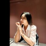 So Yoo-jin Instagram - 즐겁게 스케줄도 마치고~ 폭풍같은 육아도 마치면~ 크흐~ 나만의 맥주타임 !! ㅎㅎ 하늘색원피스 맘에들어 블랙도 구매 ^^ @zerostreet_korea 자주입게 될것같은 핑크셔츠 @nonlocal_official 신상 #빽라거슈퍼마일드 🍺 부드러운 탄산감의 라거 !♡ @paikcook