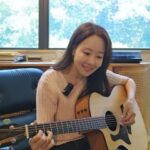 So Yoo-jin Instagram – 오늘도… 행복하자 ♡

함께여서 고마운 …친구 ^^
시간이 지날수록 혼자살 수 없다는 걸 
느끼는 요즘. 서로 나누고 의지하며 
고마움을 표현하고 연락하기 …

#담소네공방
#친구

#기타연습
#performance_so
 (소여사 다른 연주연습들 ^^~🎸)

함께여서 고맙고 이해해줘서 고마워
우리 같이한 시간 참 많은 일이 있었지.

돌아보면 우리는 비슷한 것 하나 없지만
이렇게 노래할때 세상을 다 가진듯해.

수 많은 길이 있고 다른 하루를 살지만
철부지처럼 좋아하는 것을 해보자.

때로는 흔들리고 우울할때도 있지만
서로 의지하며 오늘도 행복하자…♡