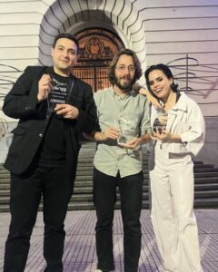 Sofía Morandi Instagram - “Porno y helado” ganó cuatro premios cóndor esta noche y no puedo estar más orgullosa. Actor revelación @nachitosaralegui con su espectacular Ramón. Mejor actor comedia nuestro dire @martinpiro te quiero! Mejor serie de comedia Y yo el cóndor a mejor actriz de comedia whattt. Este proyecto me cambió la vida y no hubiese sido lo mismo sin el equipazo que hubo atrás. Terrible lujo y oportunidad aprender de cerca de gente tan grosa. Era mi primera experiencia en cine, y fui una ñoña muy feliz en el set porque siempre nos dieron el lugar. Hablo en plural porque con Nachito éramos dos nenes dando vueltas en disney. Muchas gracias @acca_cinecronistas por este mimo tan lindo. ❤️