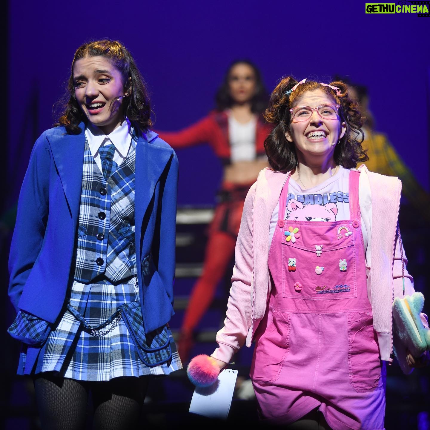 Sofía Morandi Instagram - 1. Ayer gané mi primer @premioshugo a mejor actuación femenina de reparto por @heatherselmusical y estoy muy feliz y agradecida , otro mimo que se suma a este año de tantas emociones y crecimiento ❤️ 2. Gracias @ferdente por traer esta historia y armar este elencazo. So capo! 3. Felicitaciones @vanegarciamillan y @eugeniagilrod aprendí mucho de utds locas , gracias 4. Estas dos reinonas ganaron mejor actuación femenina @tozzijulia y la revelación de @rochicaldes , preguntame si me sorprende??? En lo más mínimo, hermosas personas y artistas, feliz por ustedes 🥺 5. Jugando a hacernos las malas con @flo_anca 😛 y con quien comparto la terna y el premio porque talentosas si las hay, t quiero y admiro encia! 6. Y la ronda que hacíamos todas las noches ❤️ ahre careta nunca llegaba; Felicitaciones a todo este elenco poderoso y lleno de pasión y gente linda los quiero admiro y respeto boluditxs! GRACIAS @clubmedia @jlmassa @stellamarisblancoproductora @valenberger @gobroadwayproductions @soy.prensa ❤️ Y Gracias @premioshugo
