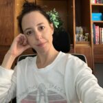 Sofía Niño de Rivera Instagram – Llevo todo el día pensando qué decir hoy del #8M, qué compartir, cómo apoyar y se me ocurre todo y nada. Así que subiré esta foto sin filtro, sin maquillaje, sin pretensión y sin bañarme, porque una de las cosas más revolucionarias que puede hacer una mujer hoy en día es ser real. Porque hoy siguen existiendo comentarios en mis redes que dicen “maquíllate un poquito” “ponte filtro aunque sea”. Empiecen a ponerle filtro a sus pendejadas mejor. Gracias a todas las mujeres que han luchado porque hoy podamos ser más libres. Y gracias a los hombres que escuchan. #diainternacionaldelamujer