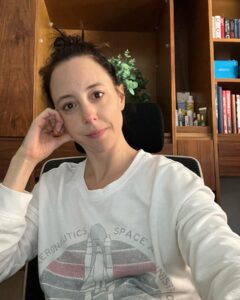 Sofía Niño de Rivera Instagram - Llevo todo el día pensando qué decir hoy del #8M, qué compartir, cómo apoyar y se me ocurre todo y nada. Así que subiré esta foto sin filtro, sin maquillaje, sin pretensión y sin bañarme, porque una de las cosas más revolucionarias que puede hacer una mujer hoy en día es ser real. Porque hoy siguen existiendo comentarios en mis redes que dicen “maquíllate un poquito” “ponte filtro aunque sea”. Empiecen a ponerle filtro a sus pendejadas mejor. Gracias a todas las mujeres que han luchado porque hoy podamos ser más libres. Y gracias a los hombres que escuchan. #diainternacionaldelamujer