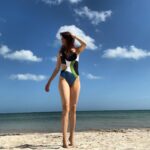 Sofía Niño de Rivera Instagram - El azul del cielo, el azul/verde del mar, el sepia del arena y el amarillo/beige de mi piel porque no me ha dado el sol en años. Felices vacaciones.