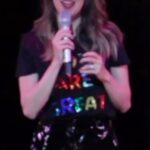 Sofía Niño de Rivera Instagram - Ahí va otro del show que me encontré cuando estaba de gira en el 2019 y el público me dejó (los obligué) a probar material en inglés. #standupcomedy
