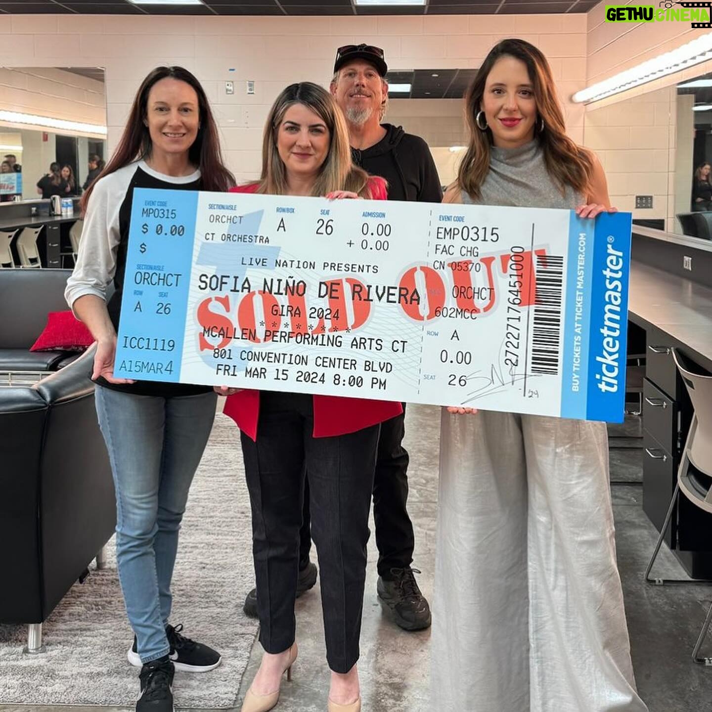 Sofía Niño de Rivera Instagram - McAllen y El Paso!!! Qué increíble fin de semana me regalaron. Gracias a todos los que vinieron y a los bulleados que subieron al escenario por una foto. La gira sigue!!!! Boletos y fechas en mi BIO