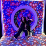 Sofía Niño de Rivera Instagram - Nos tomamos fotos como señoras hasta que llegó una gen z a explicarnos cómo posar. Creo que lo logramos. Gracias por ser señora conmigo @dibovioh Vean P#t@s Redes Sociales el 15 de Septiembre por @primevideomx Felicidades a todo el equipo.