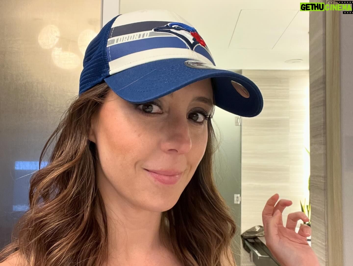 Sofía Niño de Rivera Instagram - Canadá!!! Qué locura estos días!!! Gracias Vancouver, Calgary, Toronto y Montreal!!!! Puro público que ya respira aire limpio. Gracias por sus risas. Siguiente parada San José, Riverside, Chicago y Nueva York!!! Boletos en mi BIO