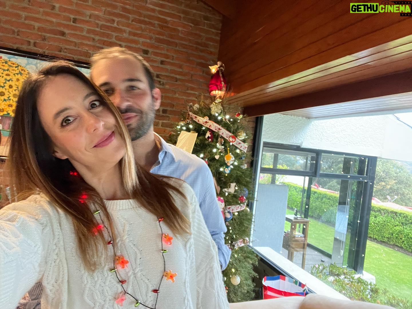 Sofía Niño de Rivera Instagram - Mi esposo no se quiere tomar una foto conmigo en Navidad. Feliz Navidad.