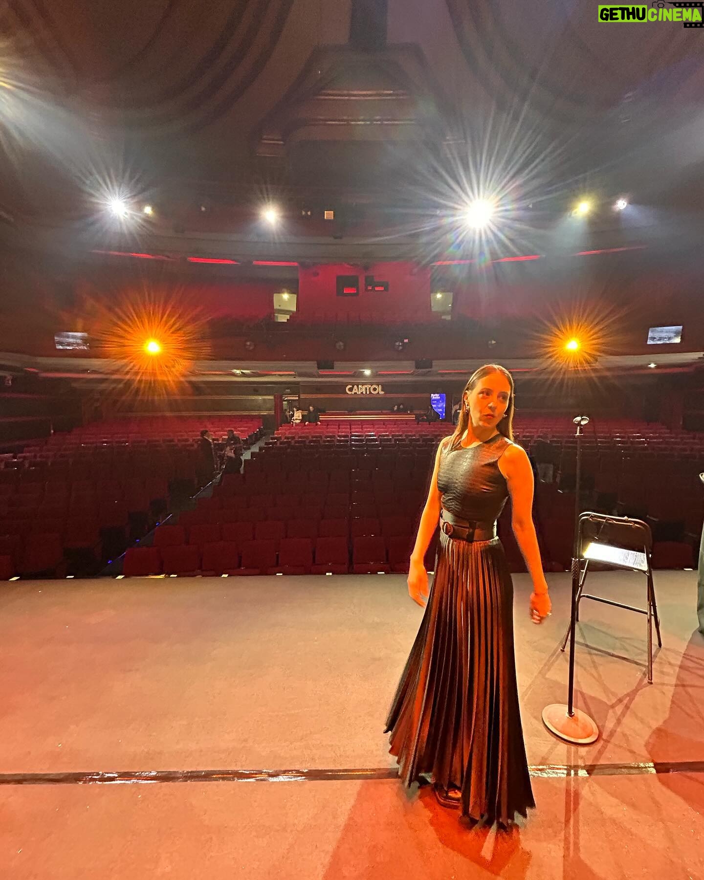 Sofía Niño de Rivera Instagram - Madrid!!!! Qué increíble público. Un millón de gracias a todos los que fueron al show con todo y banderas de México. Gracias @filla_comedyfest por invitarme. #standup #Madrid