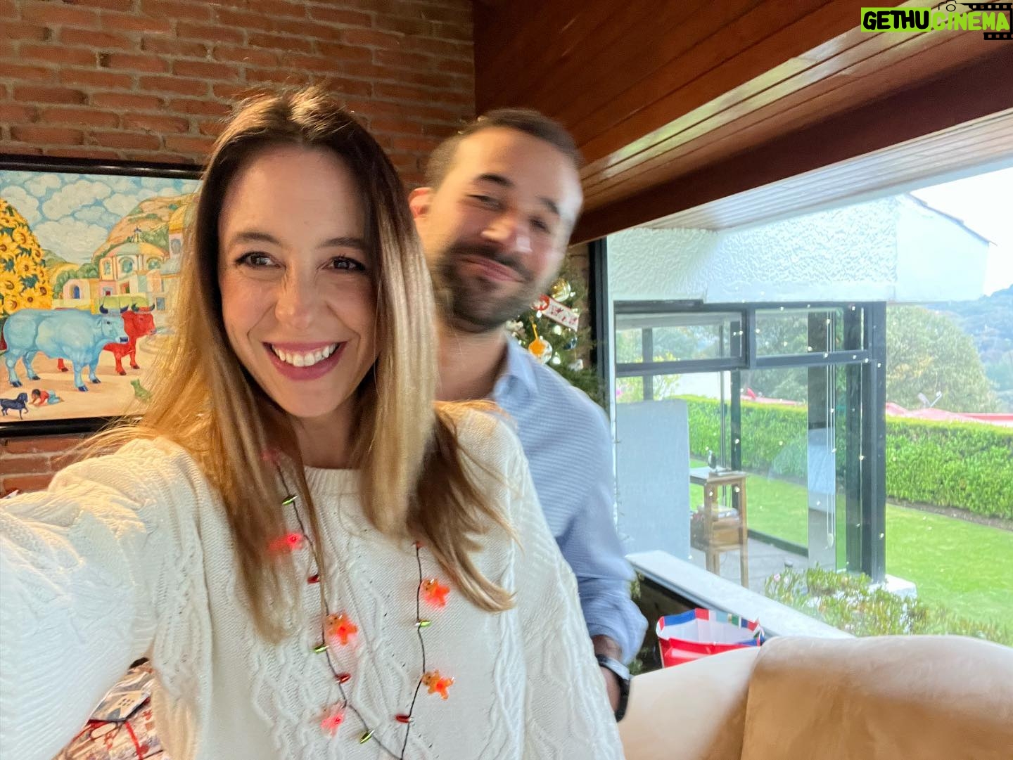 Sofía Niño de Rivera Instagram - Mi esposo no se quiere tomar una foto conmigo en Navidad. Feliz Navidad.