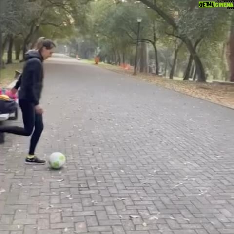 Sofía Niño de Rivera Instagram - Ayer alguien dejó una pelota medio ponchada en medio del bosque, gracias a esa persona mi último día del año haciendo ejercicio estuvo increíble. Esto resume mi 2022.