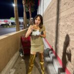 Sofía Niño de Rivera Instagram - Así se desarrolló la noche. Hay personas que cuando van a Las Vegas acaban borrachos en el antro y en el casino, y después estamos los que acabamos comprando en Target sobrios y durmiéndonos a las 11. (Sí me compré una pantuflas para poder comprar a gusto y puse mis botas en el carrito)