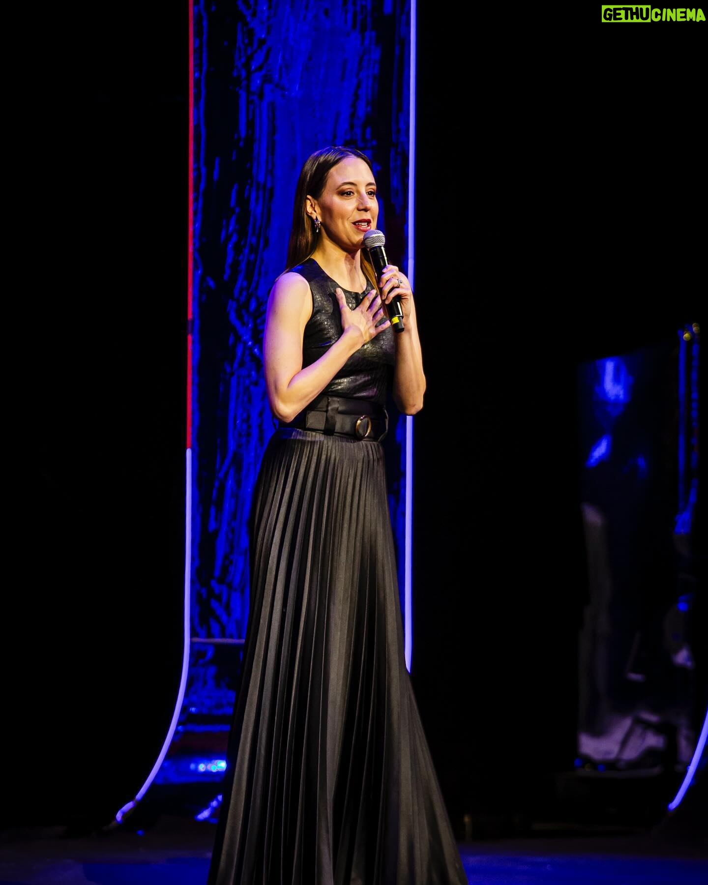Sofía Niño de Rivera Instagram - Madrid!!!! Qué increíble público. Un millón de gracias a todos los que fueron al show con todo y banderas de México. Gracias @filla_comedyfest por invitarme. #standup #Madrid