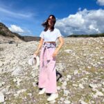 Sofía Niño de Rivera Instagram - Ayer grabando a la mitad de la nada y @jerryvelazquez no me hizo caso, cuando no le haces caso a la señora que te dice “no te vayas por ahí, te vas a caer” eso pasa. Y las otras son fotos de mi peleando con el viento.