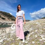 Sofía Niño de Rivera Instagram - Ayer grabando a la mitad de la nada y @jerryvelazquez no me hizo caso, cuando no le haces caso a la señora que te dice “no te vayas por ahí, te vas a caer” eso pasa. Y las otras son fotos de mi peleando con el viento.